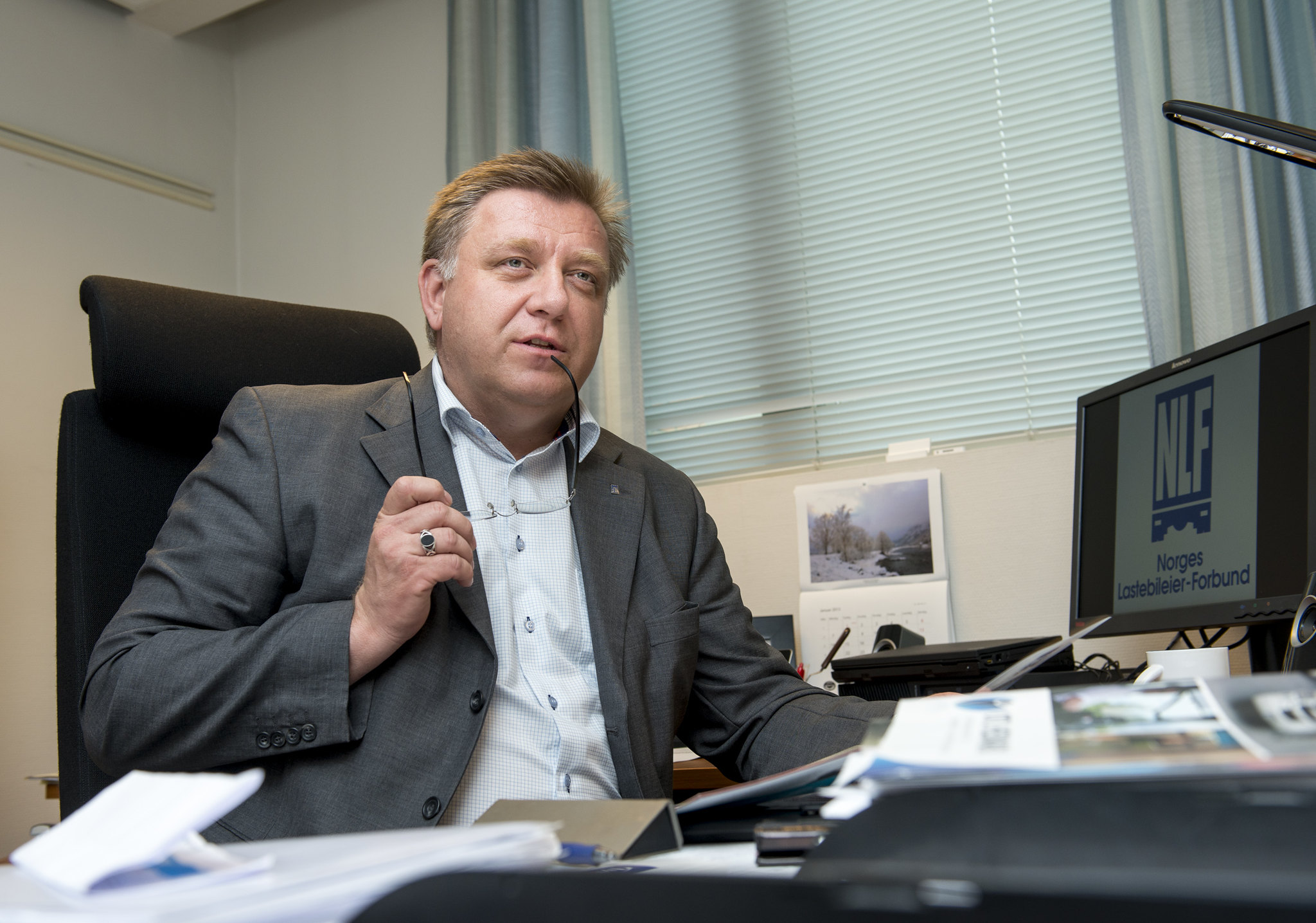 Geir A. Mo diskuterer med briller i hånden
