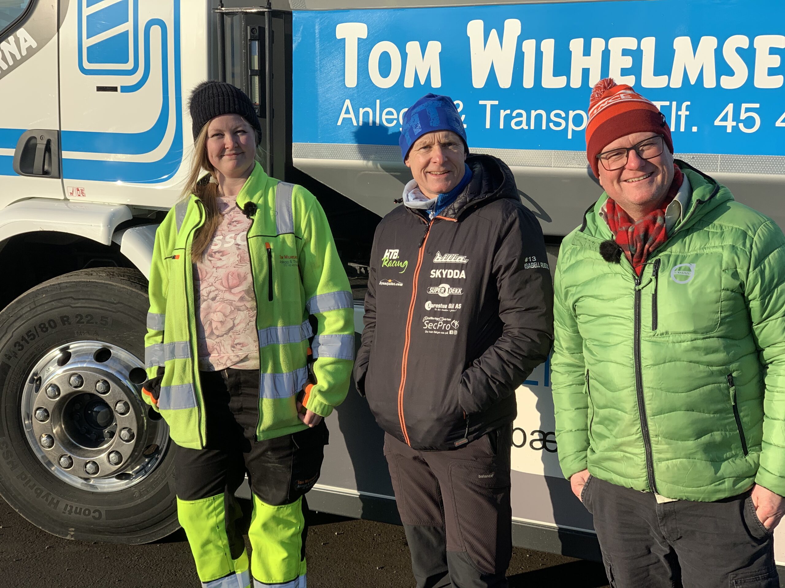 Tommy Rustad, Jan Erik Larssen foran en Volvo elektrisk lastebil